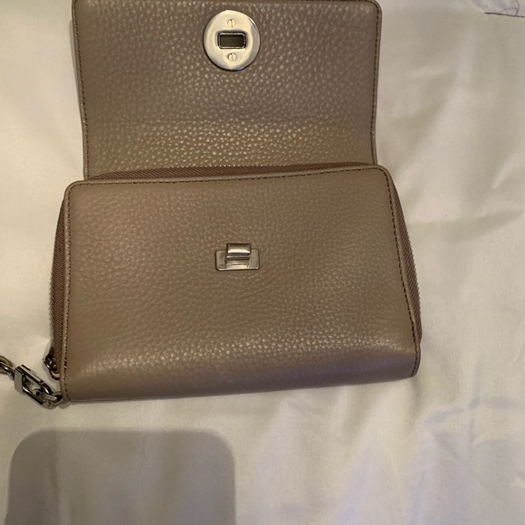 Tory Burch smartphone wristlet - Picture 2 of 5